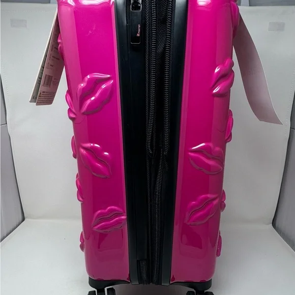 It Luggage 21" Metalik Hot Pink Lips Kiss Smooch Carry On Hard Shell Luggage